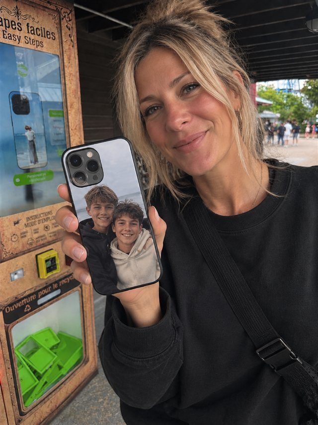 Cliente tenant sa coque personnalisée avec la photo de ses deux fils