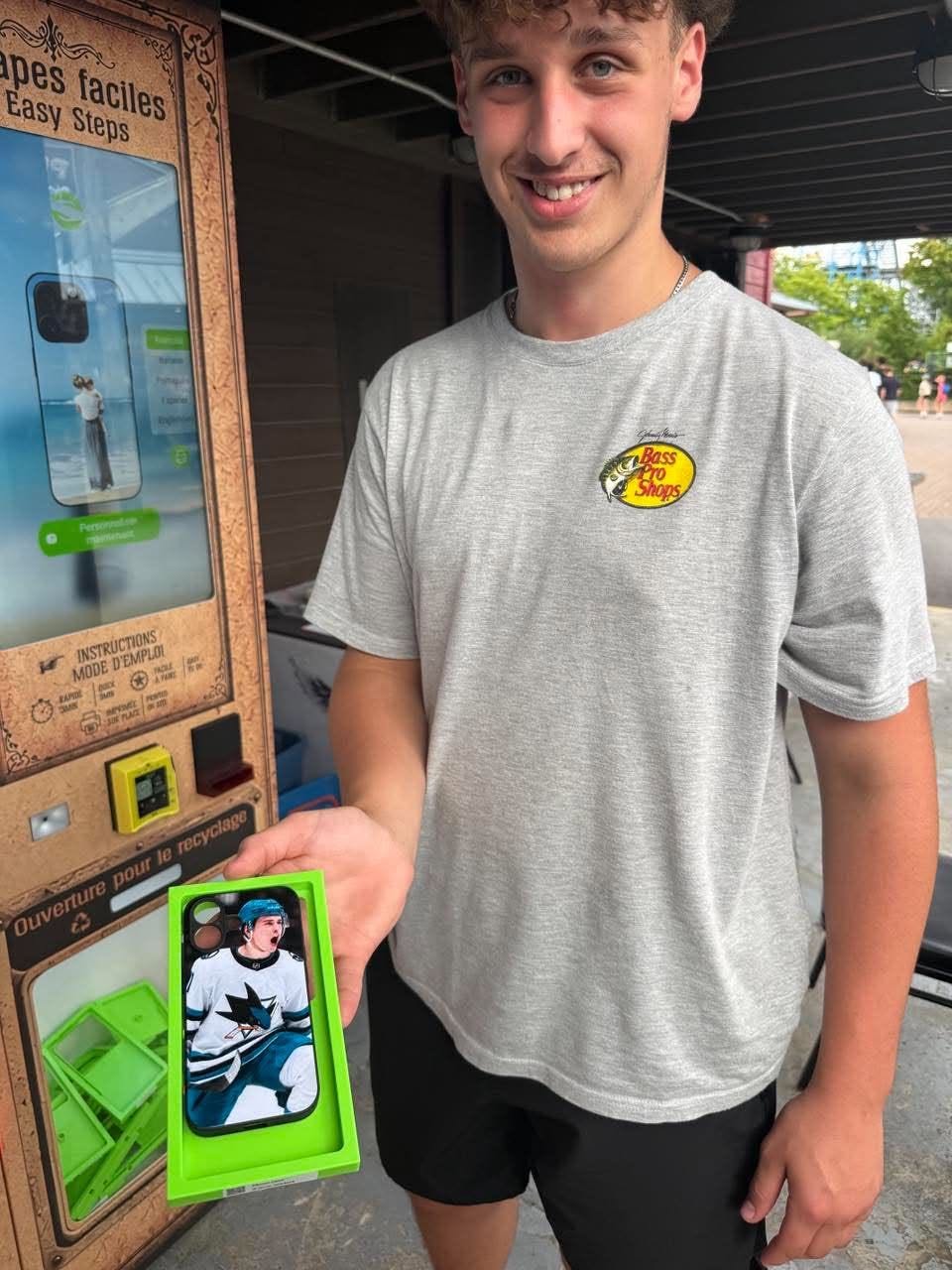 Client tenant sa coque personnalisée avec un joueur de hockey des Sharks de San Jose