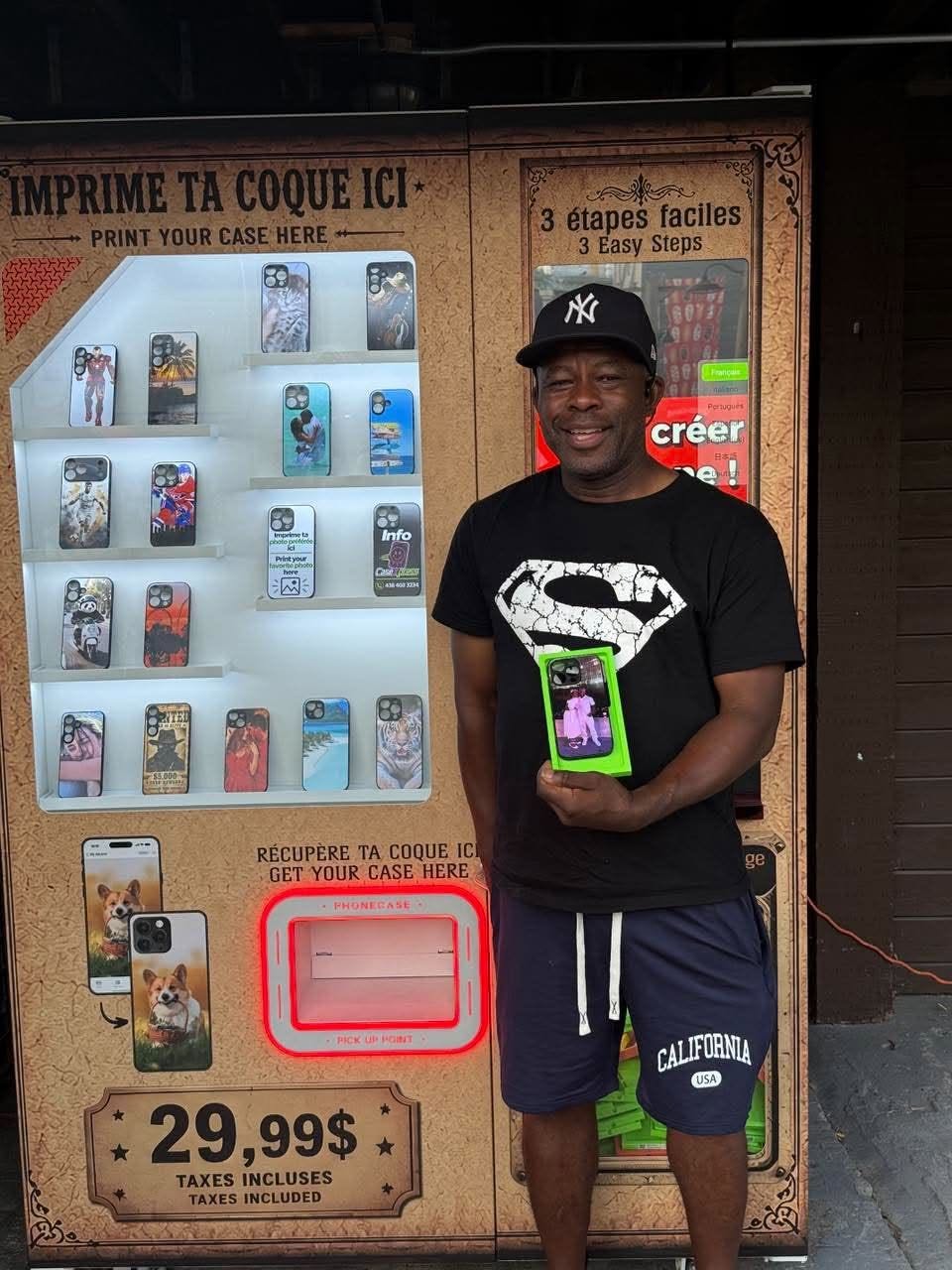 Client tenant sa coque personnalisée fraîchement imprimée